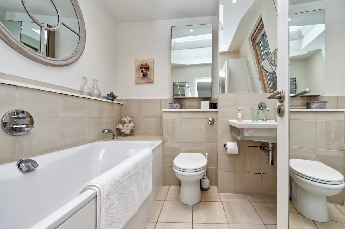 Gorgeous 4-bed House Near Museums & Hyde Park in 41 Queen's Gate Mews SW7 5QN - Property image 11 - VivreStays