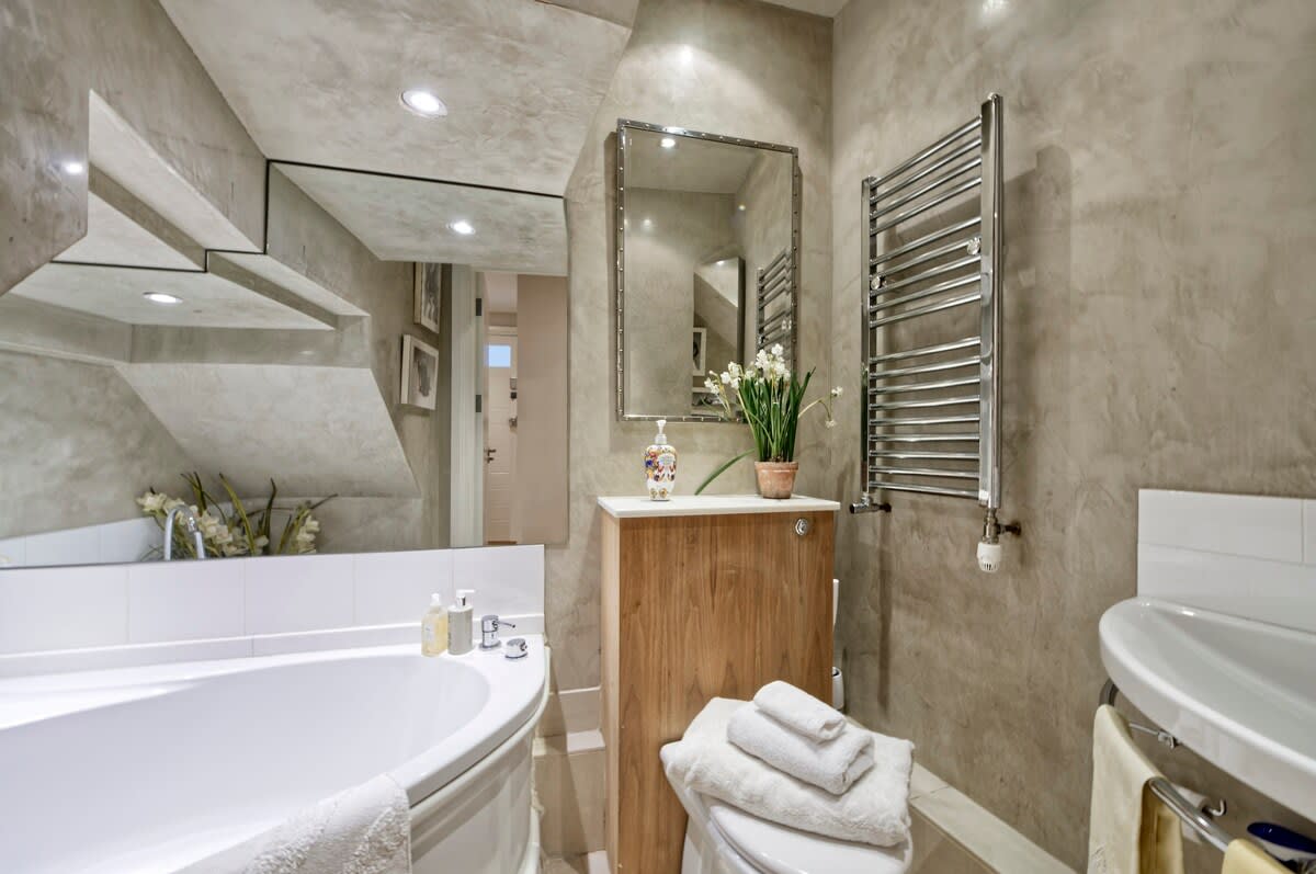 Gorgeous 4-bed House Near Museums & Hyde Park in 41 Queen's Gate Mews SW7 5QN - Property image 12 - VivreStays