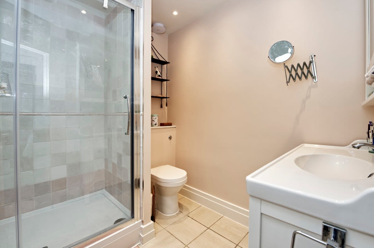 Gorgeous 4-bed House Near Museums & Hyde Park in 41 Queen's Gate Mews SW7 5QN - Property image 10 - VivreStays