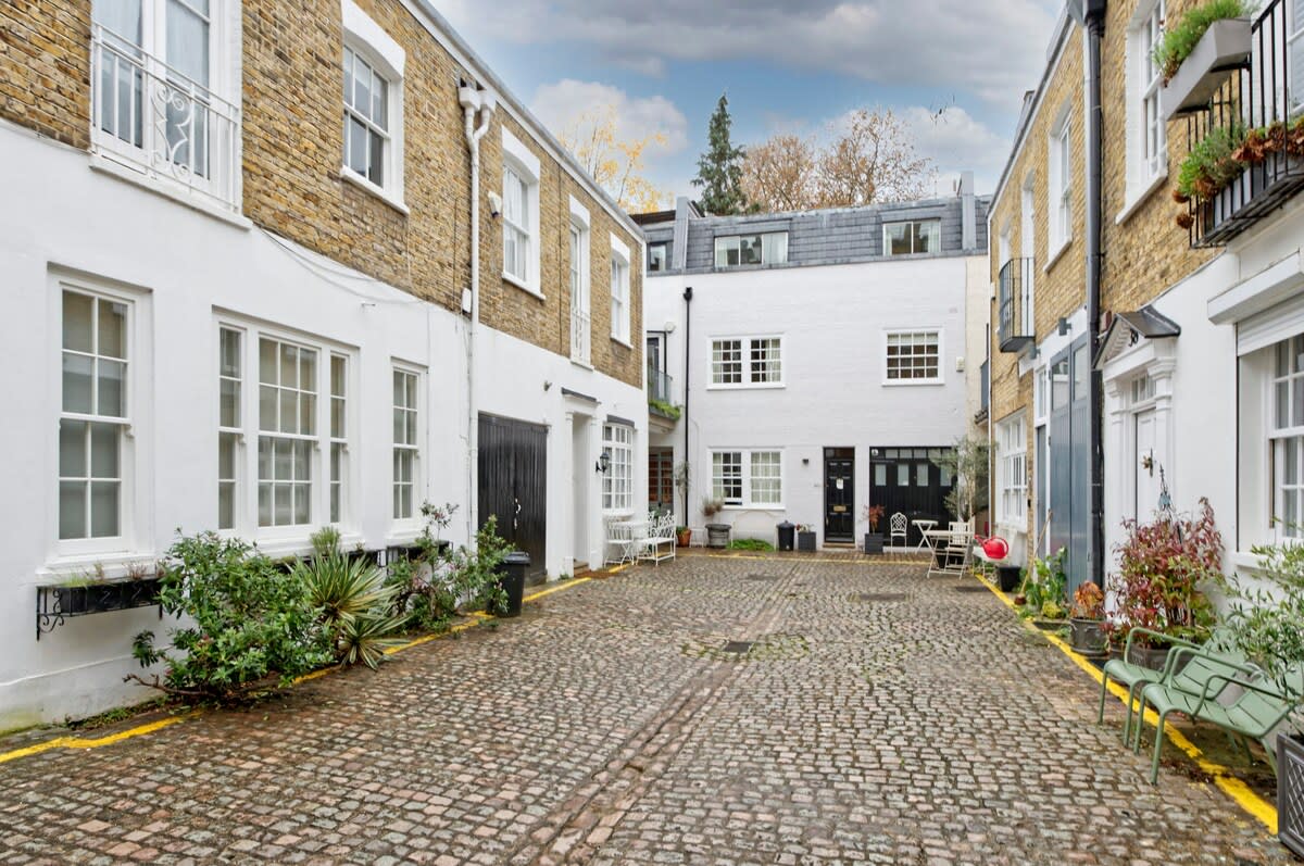 Gorgeous 4-bed House Near Museums & Hyde Park in 41 Queen's Gate Mews SW7 5QN - Property image 22 - VivreStays