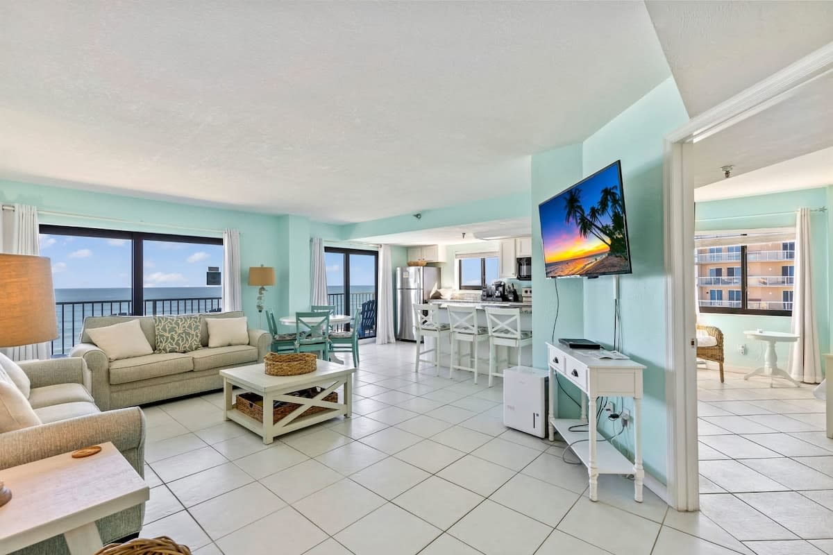 Oceanfront Penthouse! Pool, Hot Tub, Beach Access — Daytona Beach Shores, FL — vacation rental