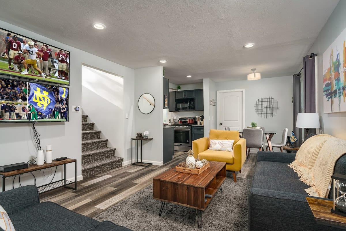 Charming Ncaa Themed Home With Cozy Outdoor Oasis - Inviting Retreat - 南灣