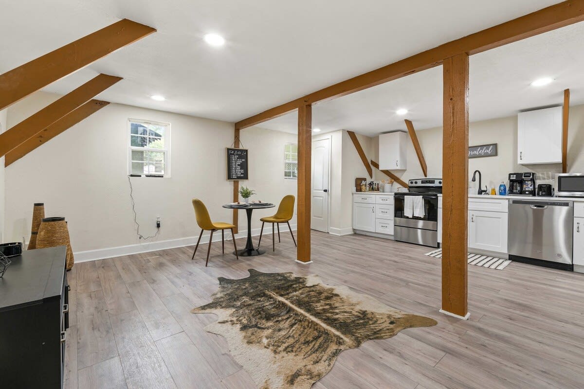 Cozy Retreat With Modern Comforts - Charming Urban Haven - Mobile, AL