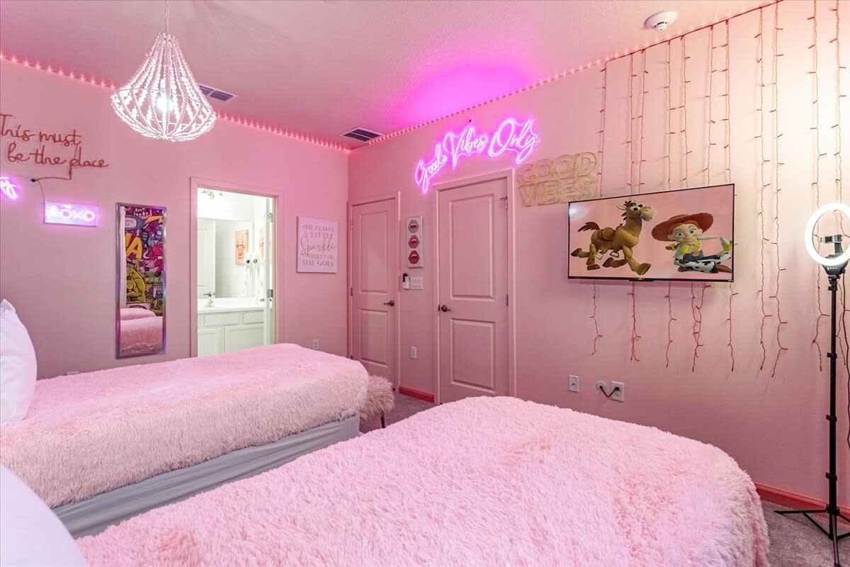 2 Twin Bed Theme Room