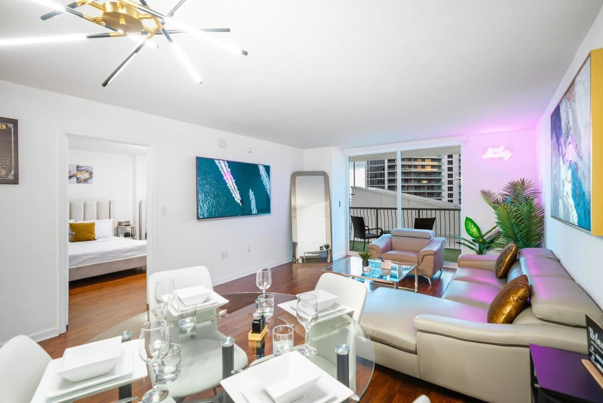 Brickell Bay retreat w/ balcony & year-round pool