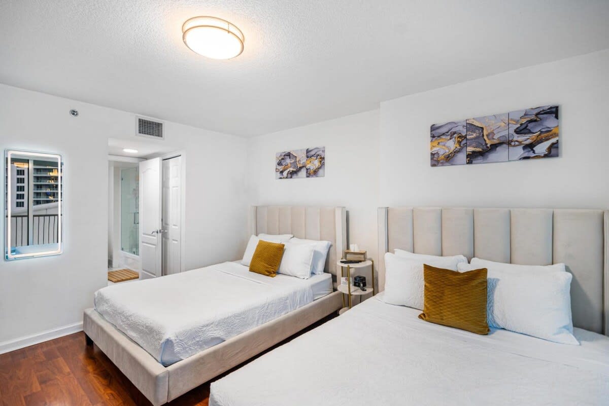 Brickell Bay retreat w/ balcony & year-round pool
