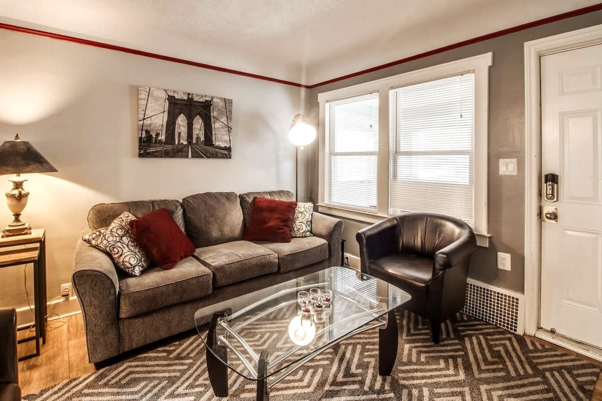 AutoManiac spot in the heart of Pontiac/3 beds 2 baths — Pontiac, MI — vacation rental