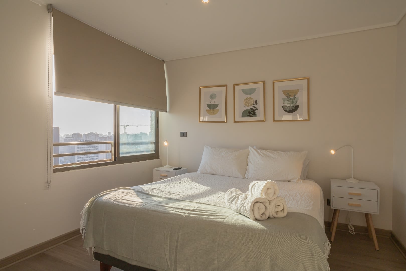 Cozy bedroom with city views and stylish decor, perfect for a relaxing stay. Hermoso dormitorio