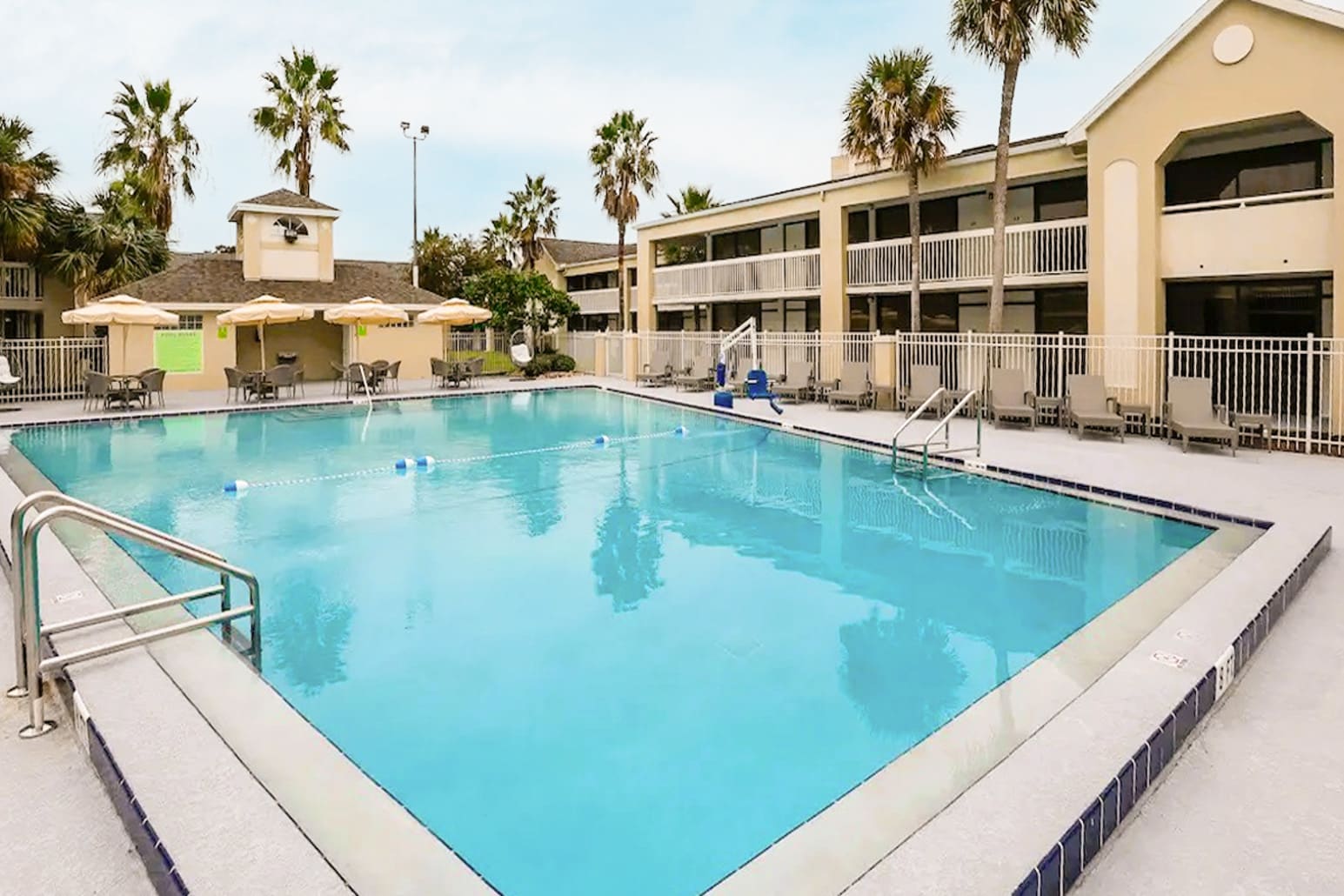 Upstay Spacious Suite with Pool Near Disney