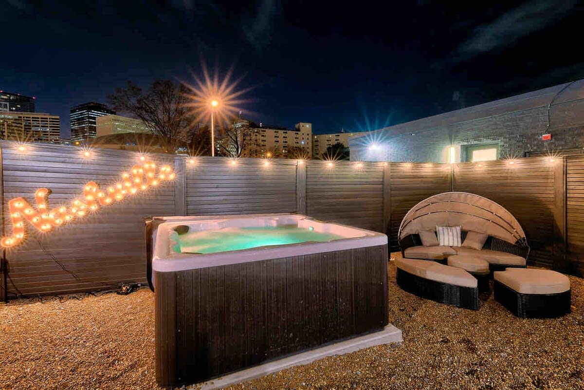 New Luxe-Walk To Broadway! 13 Beds|Hot Tub/Pool! — Nashville, TN — vacation rental