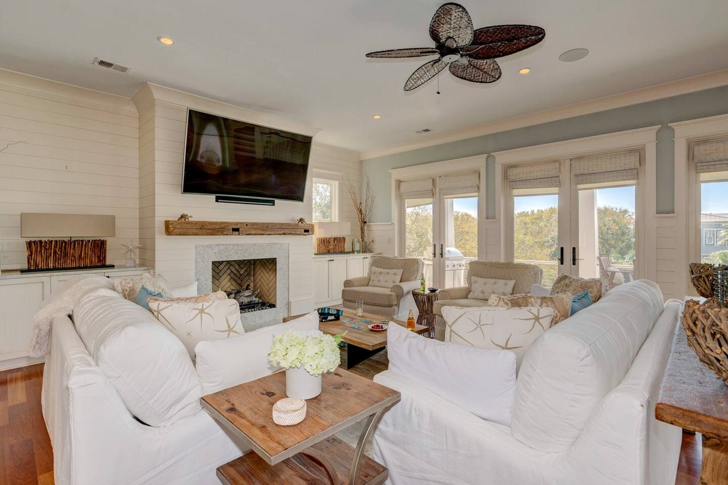 Spacious living room with plenty of seating for your group
