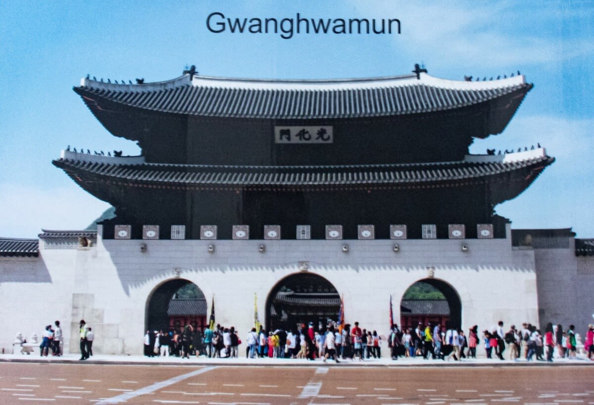 Gwanghwamun was reconstructed in 1867 along with the rest of Gyeongbokgung Palace by the order of regent