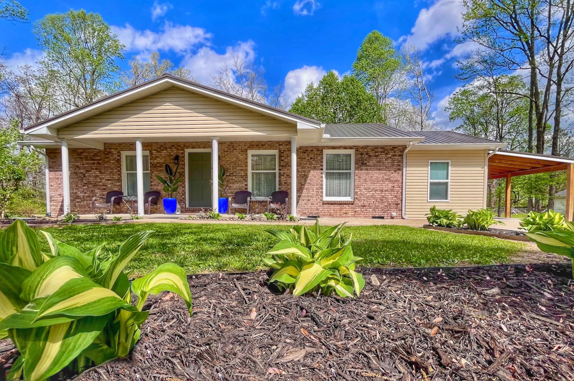 Bhie Lovely Hideaway | RRG | Peaceful | Cozy Stay. Stanton location, just steps from Kroger and a short 15-minute drive to Natural Bridge. Ideal home base for hikers + climbers, featuring a modern kitchen, firepit, grill, covered patio — Stanton, KY — vacation rental