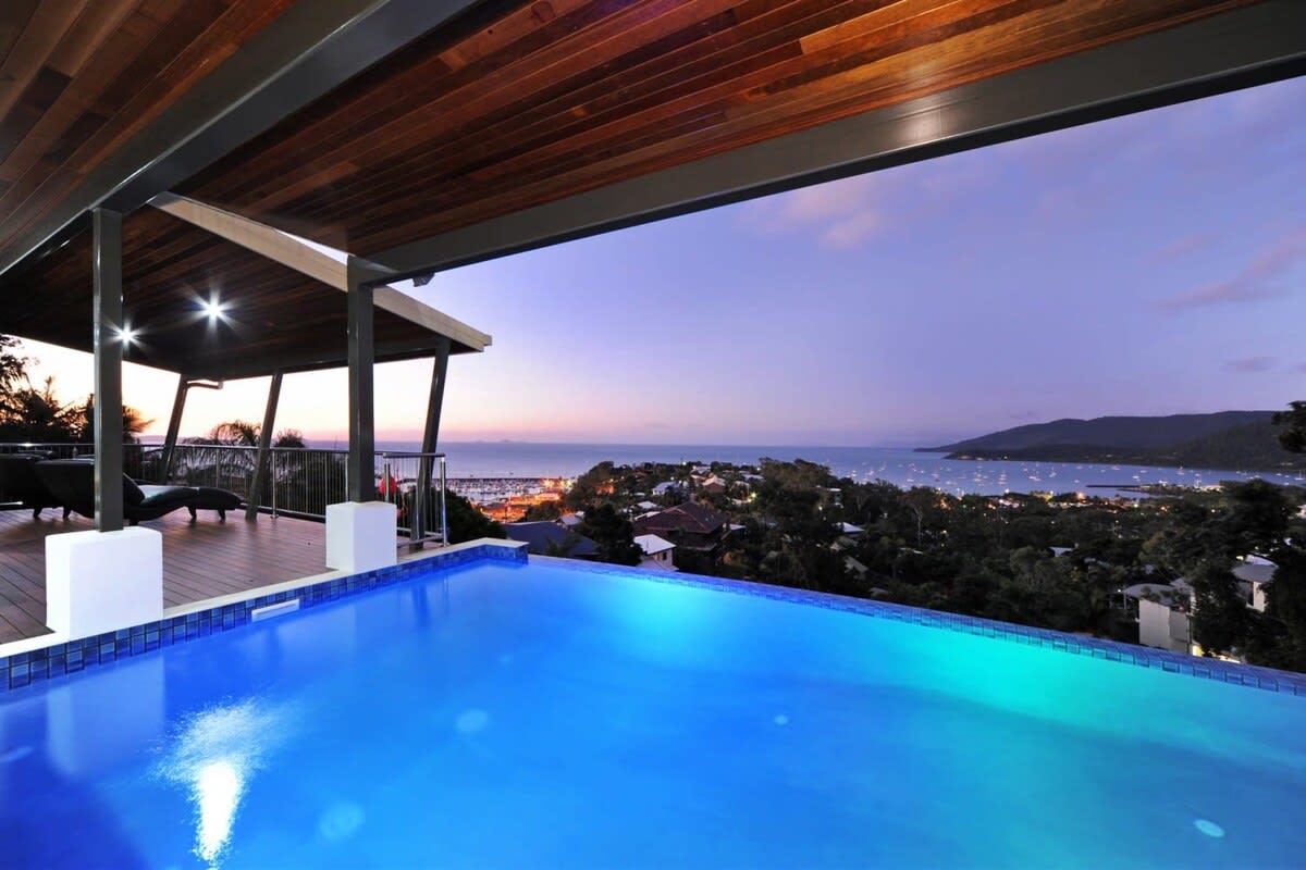 15 Kara - Stunning 5 Bedroom Home With Million Dollar Views, walk to Airlie Beach Main Street. — Airlie Beach, QLD — vacation rental