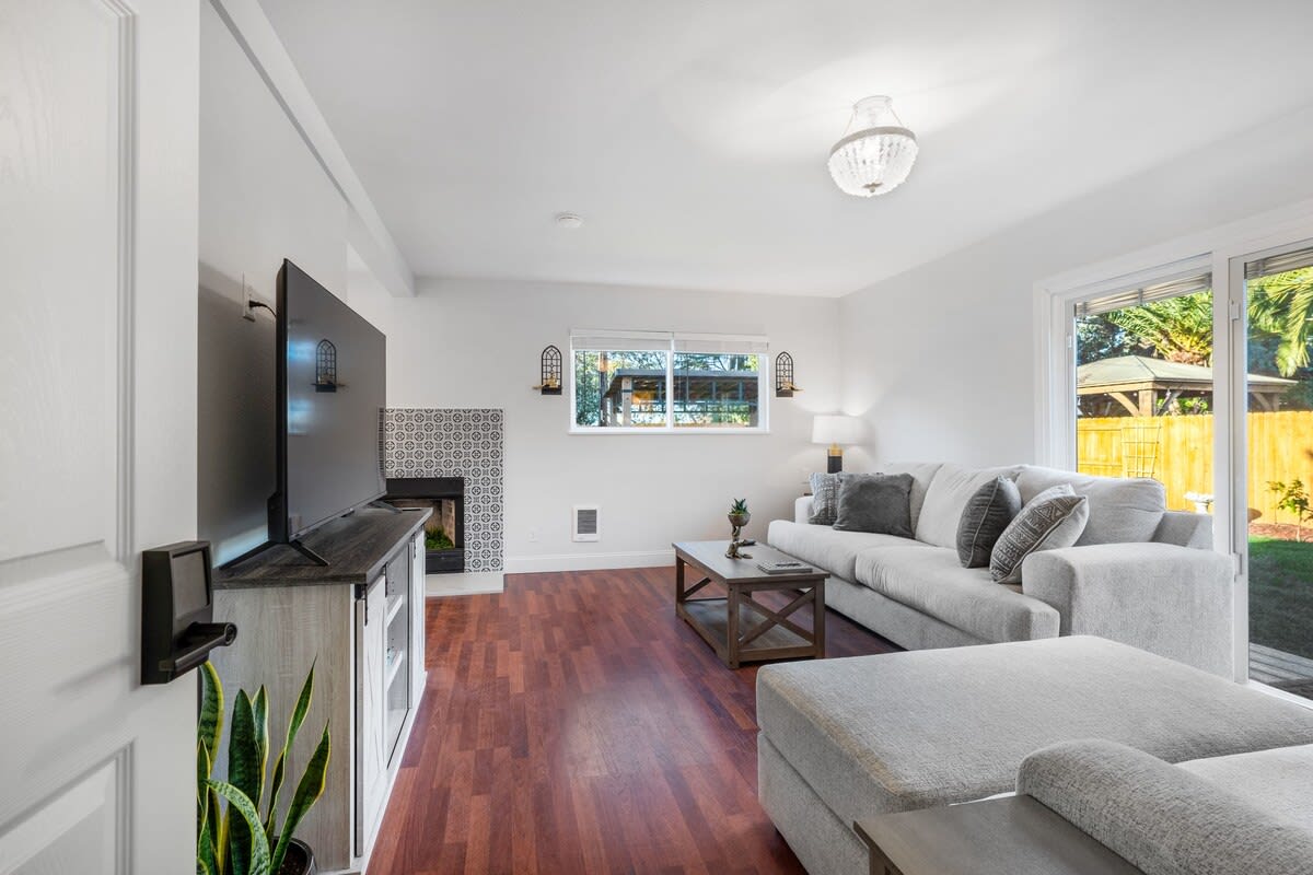 Charming Oasis With Gym And Backyard Escape - Cozy And Inviting - Santa Maria, CA