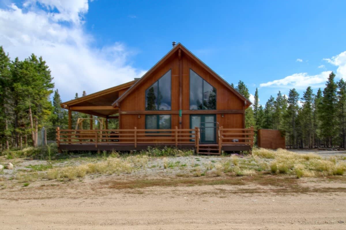 3BR Cabin Escape - Fenced Yard, Jacuzzi, Pets OK — Twin Lakes, CO — vacation rental