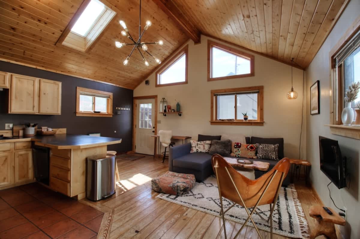 Cozy 2BR -Hot Tub -Close to 14ers & Skiing - Views — Leadville, CO — vacation rental