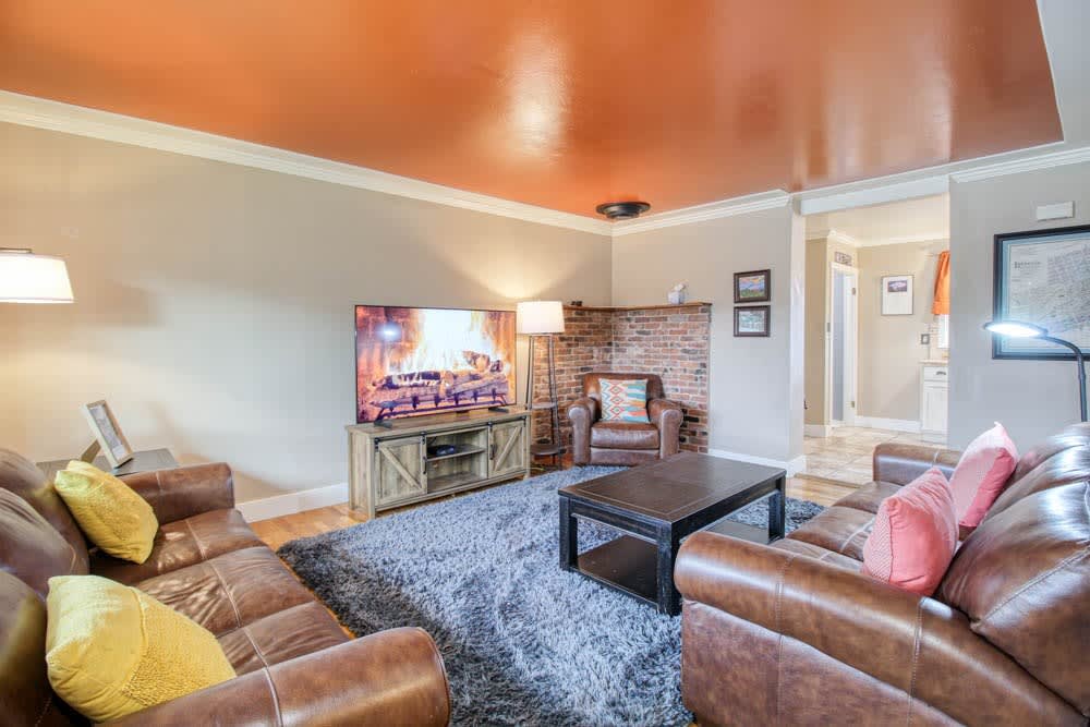 4BR Charm - Fenced In - Near Harrison Ave, Pets OK — Leadville, CO — vacation rental