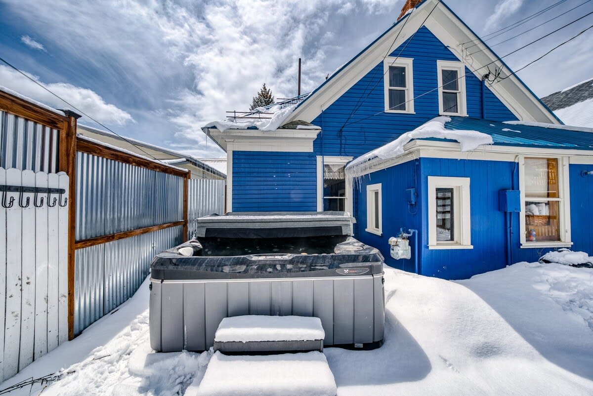 4BR Victorian⁠–Hot Tub⁠–Short Walk to Harrison Ave — Leadville, CO — vacation rental