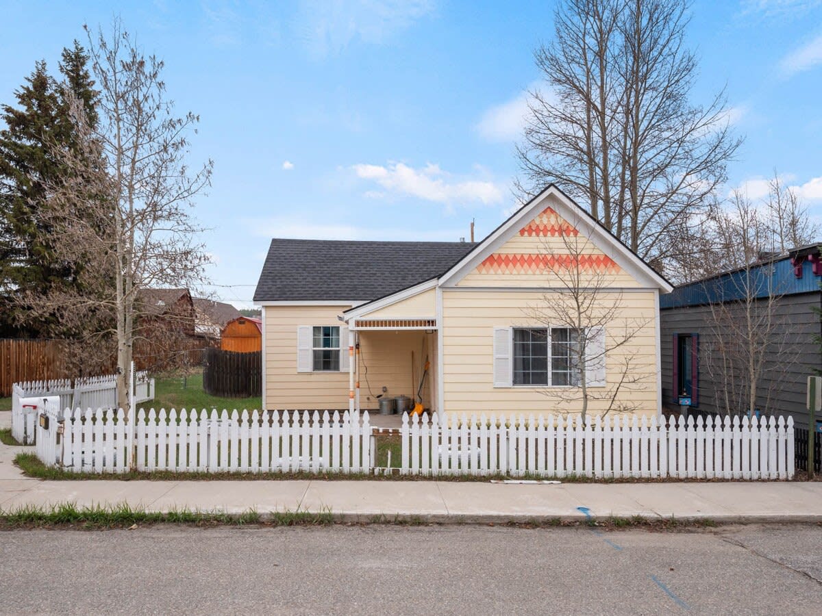 Rustic 2BR Rocky Serene Mountain Escape. Fenced In — Leadville, CO — vacation rental