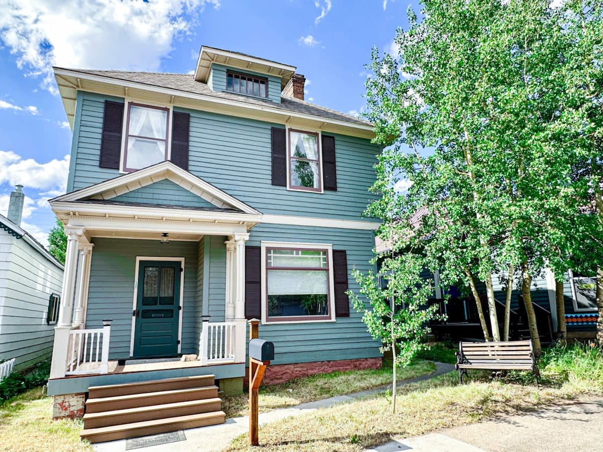 Charming Victorian Home With Full Kitchen - Delightful Downtown Escape - Leadville, CO