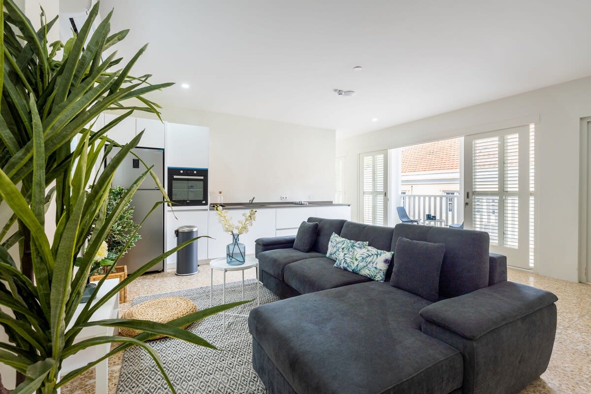 Tropical City Escape with Balcony in Willemstad 6