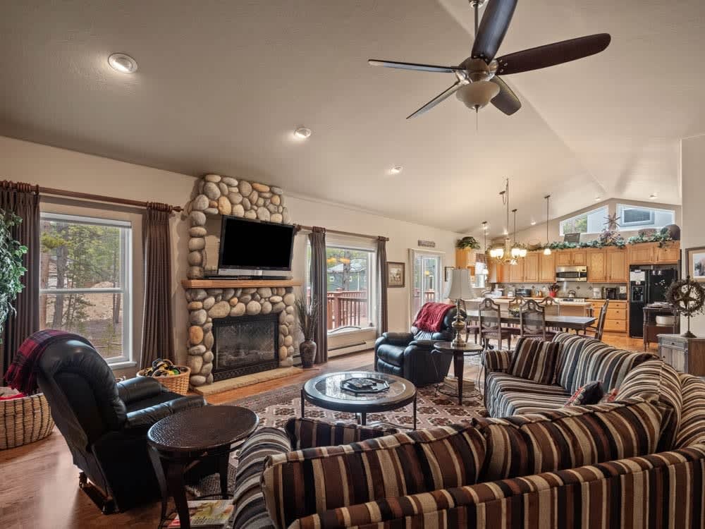 Rustic & Cozy 4BR - Fenced In Spacious Deck, BBQ — Leadville, CO — vacation rental