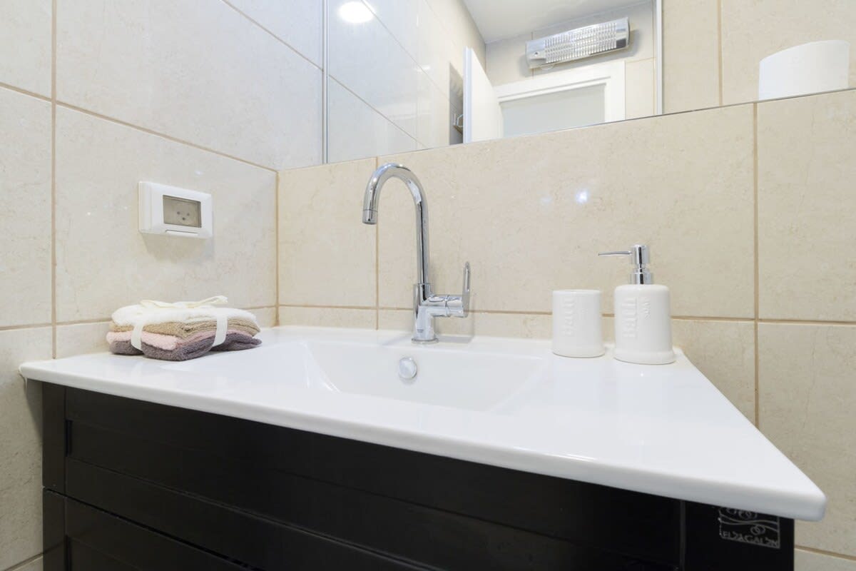 1 Bedroom in city center free parking photo 26