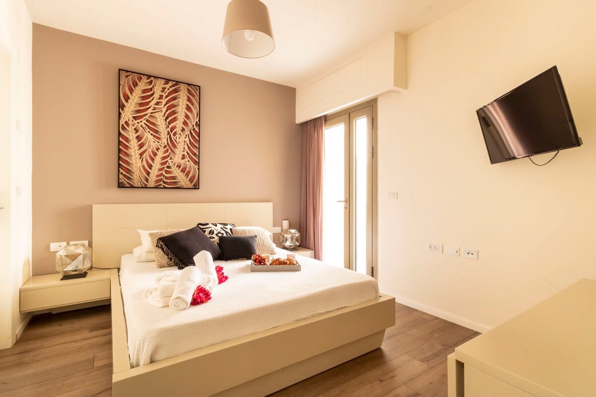 Spacious 2 bedrooms+parking in city center photo 25