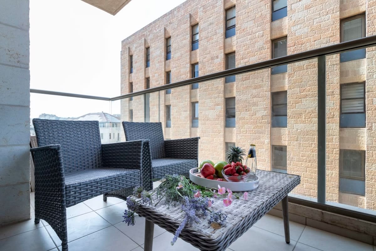 Spacious 2 bedrooms+parking in city center photo 10