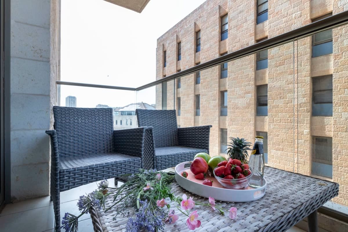 Spacious 2 bedrooms+parking in city center photo 12