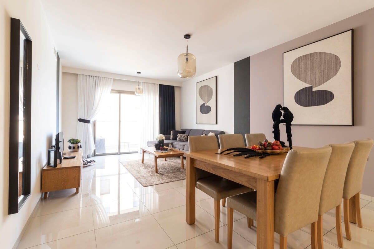 Spacious 2 bedrooms+parking in city center photo 6