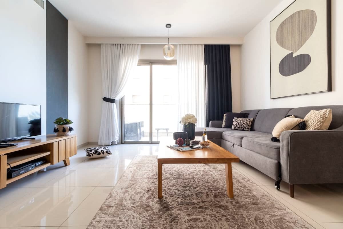 Spacious 2 bedrooms+parking in city center photo 5