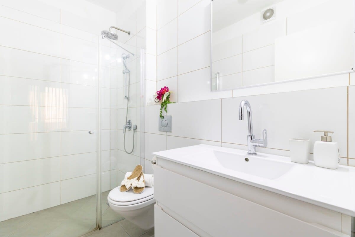 Spacious 2 bedrooms+parking in city center photo 30