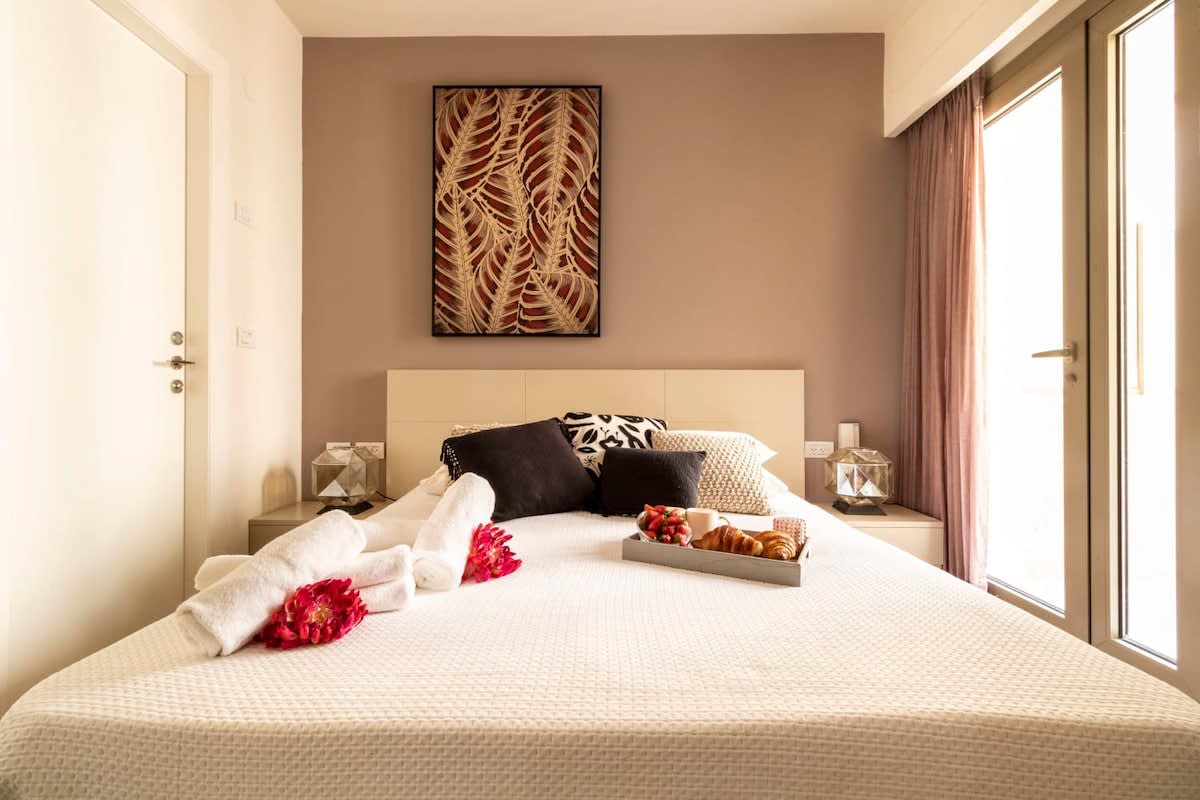Spacious 2 bedrooms+parking in city center photo 20