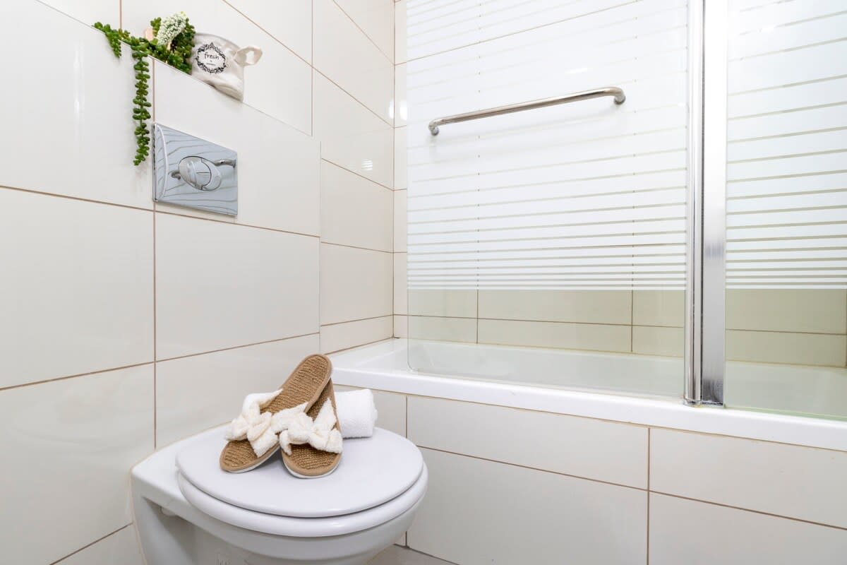 Spacious 2 bedrooms+parking in city center photo 50