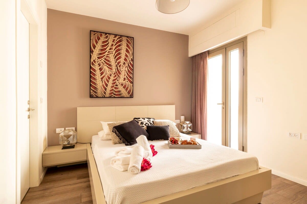 Spacious 2 bedrooms+parking in city center photo 26