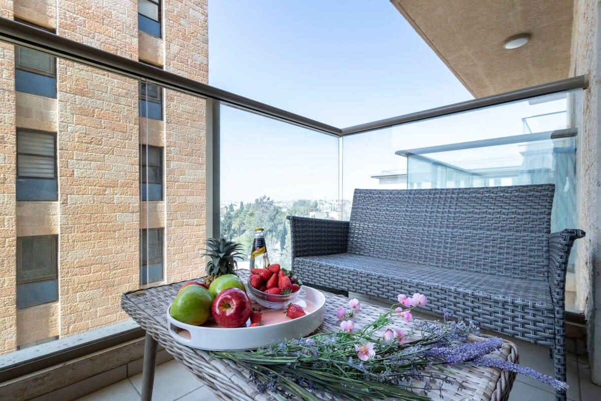 Spacious 2 bedrooms+parking in city center photo 11