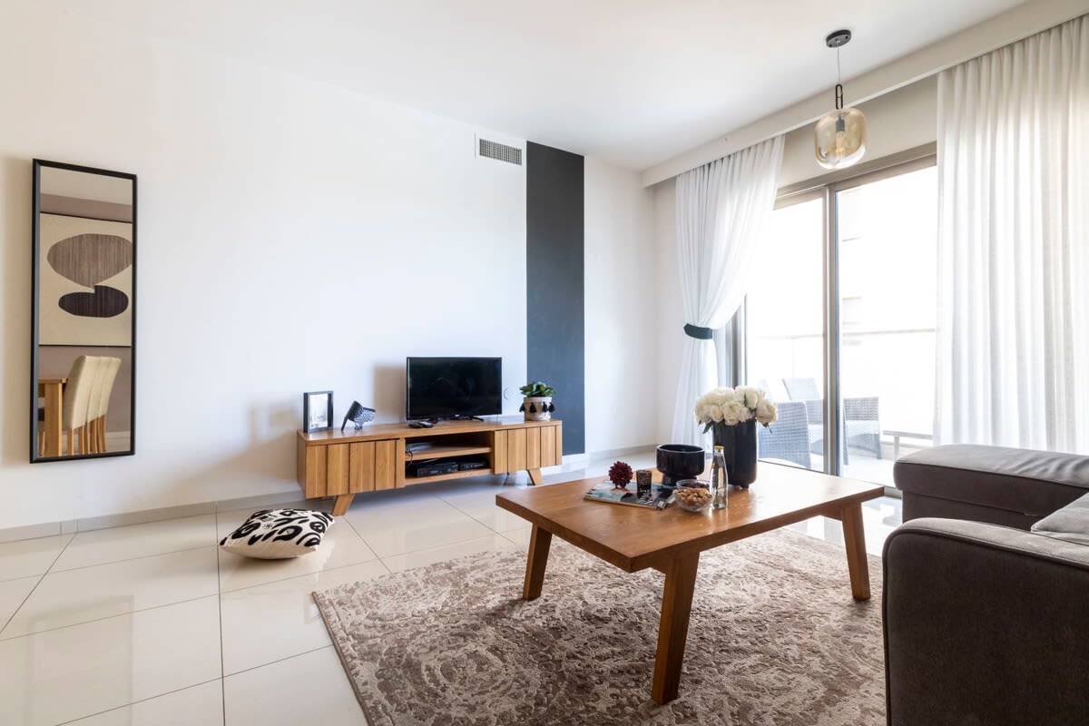 Spacious 2 bedrooms+parking in city center photo 8
