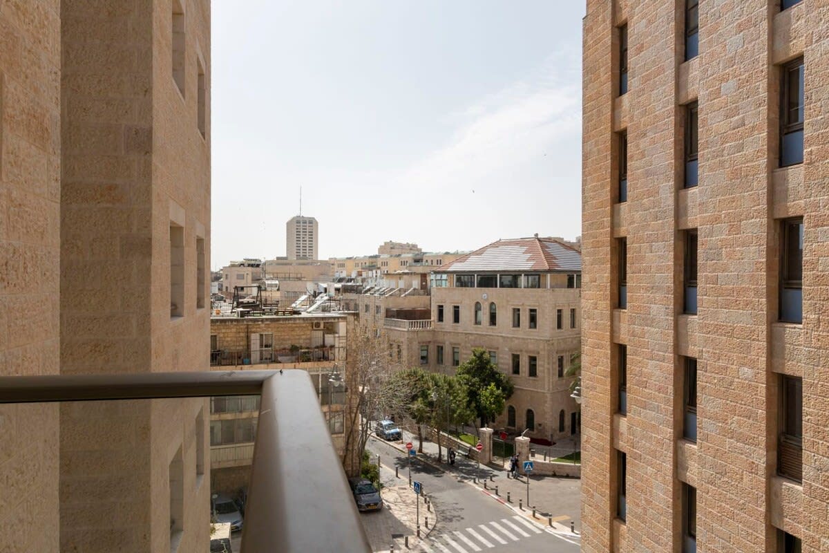 Spacious 2 bedrooms+parking in city center photo 22