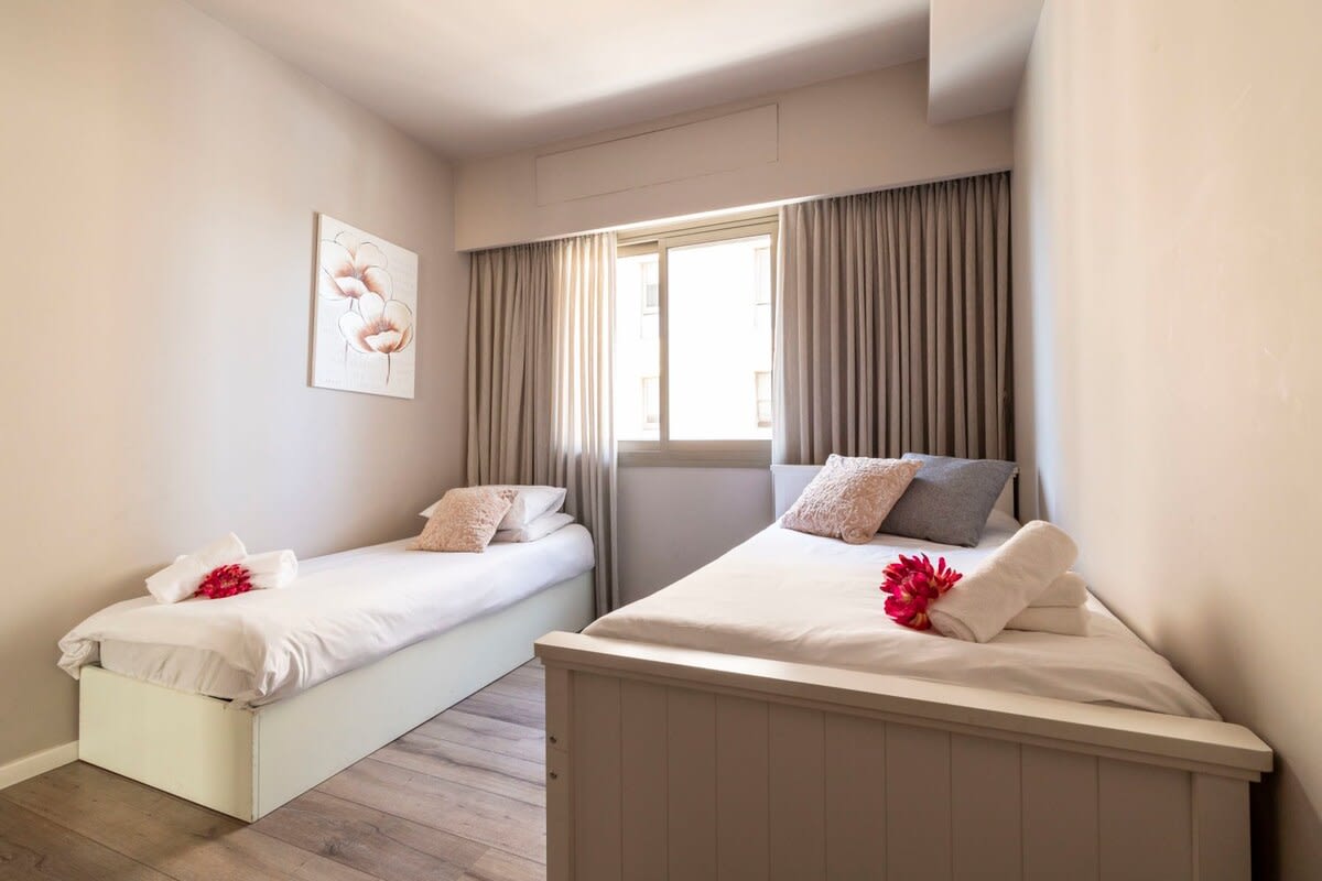 Spacious 2 bedrooms+parking in city center photo 33