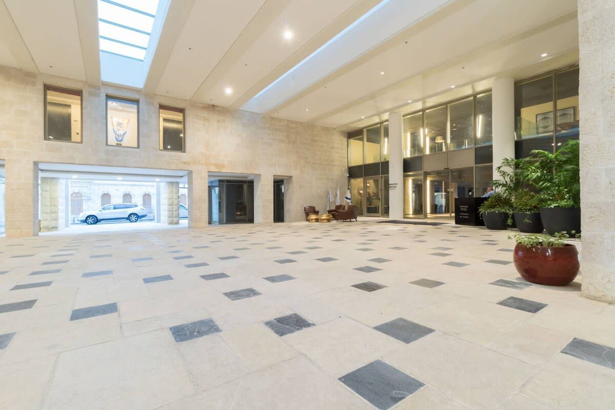 Classy Three-Bedroom/Terrace Over City View photo 4