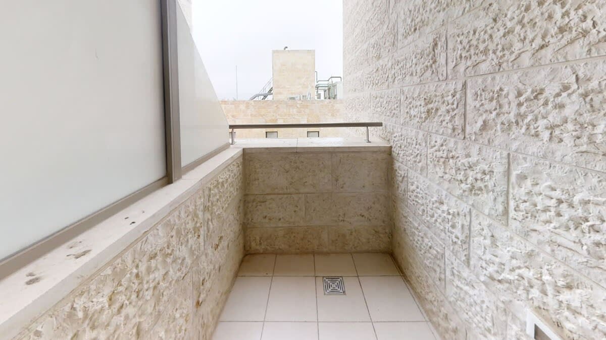 Superb 2 br/parking/sukka porch Haneviim Court photo 41