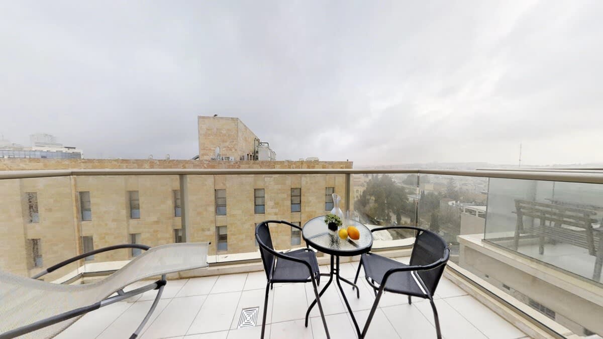 Superb 2 br/parking/sukka porch Haneviim Court photo 11
