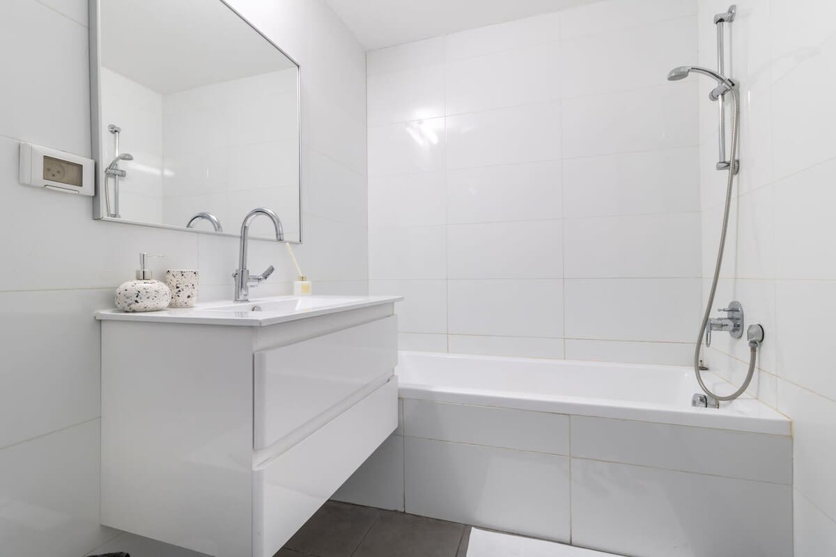 Exceptional 3 Bedroom/Parking in best area of town photo 16