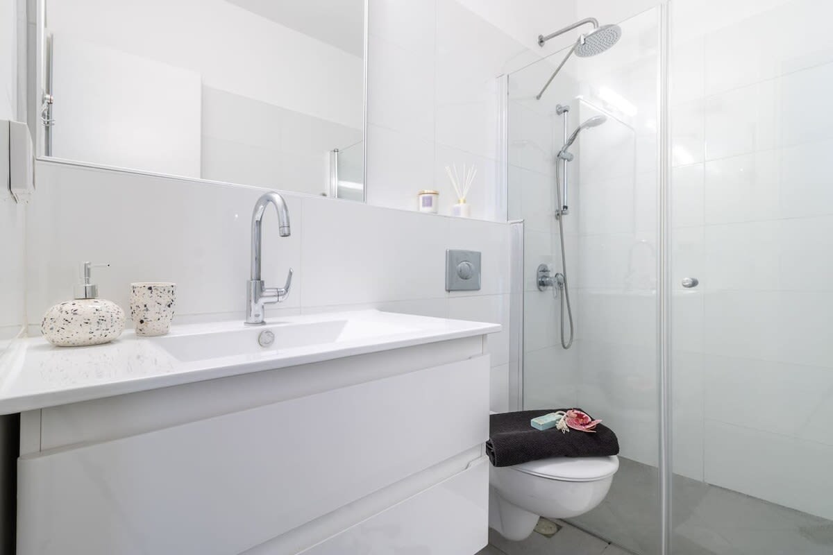 Exceptional 3 Bedroom/Parking in best area of town photo 8
