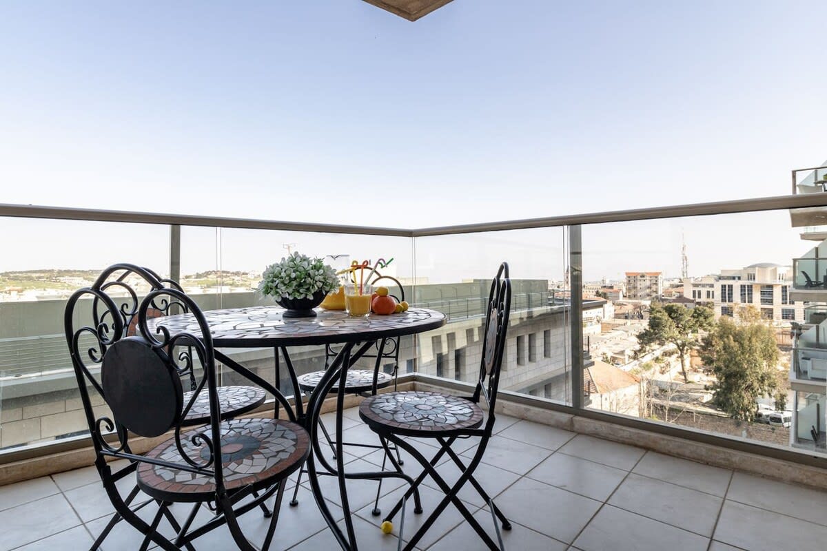 Exceptional 3 Bedroom/Parking in best area of town photo 14