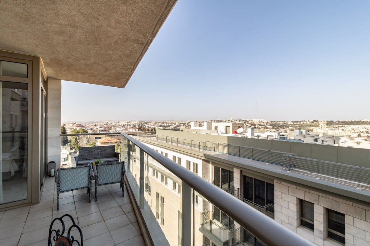 Exceptional 3 Bedroom/Parking in best area of town photo 18