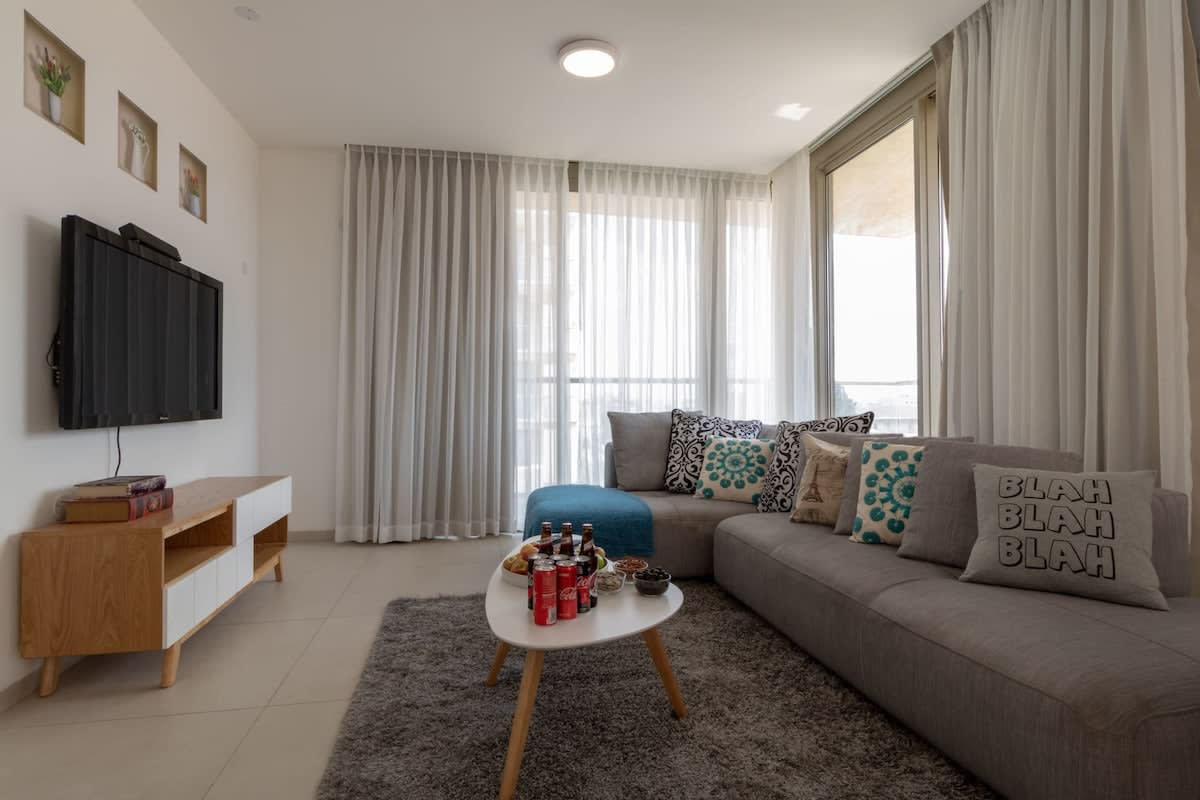 Haneviim court 2 bedroom with amazing Sukka balcony 52 – vacation rental in City Center
