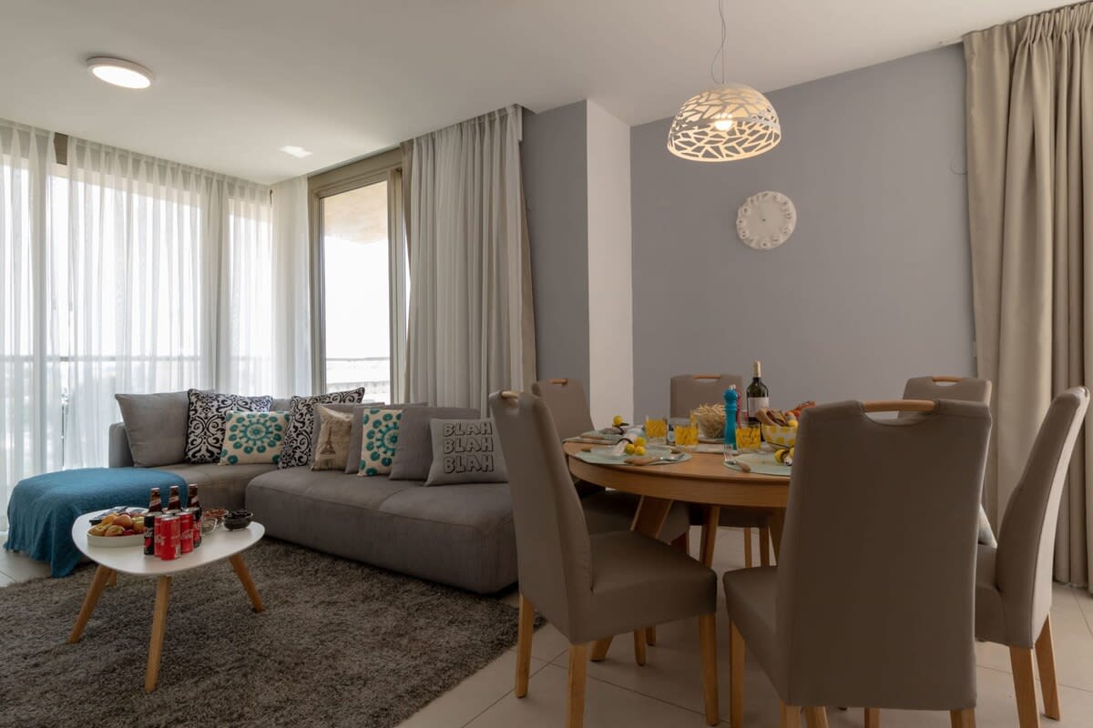 Haneviim court 2 bedroom with amazing Sukka balcony 52 photo 9